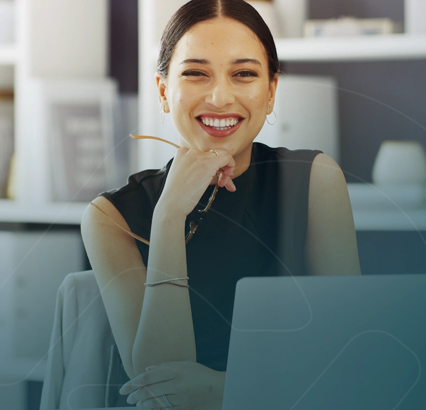 Profissional sorrindo em seu ambiente de trabalho