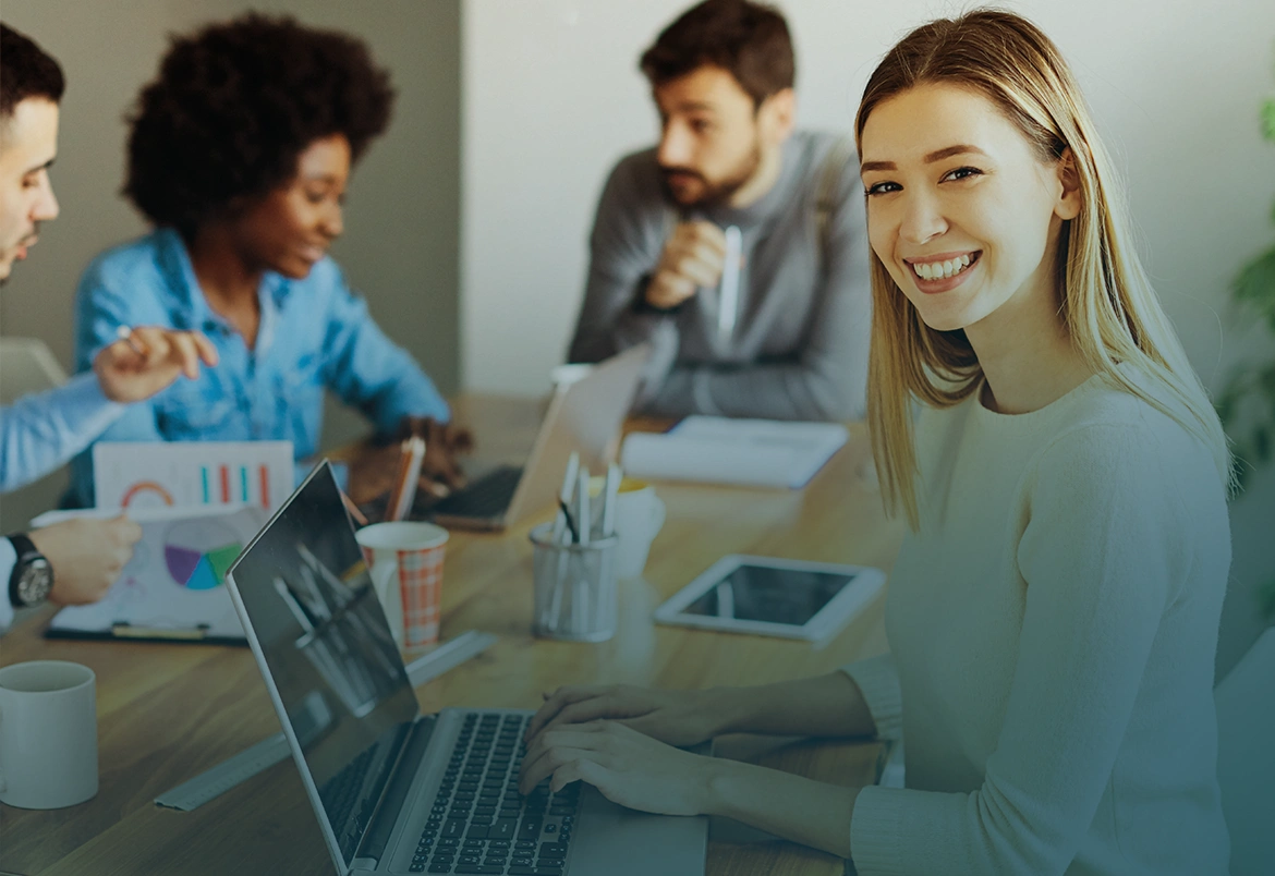 Profissionais reunidos em uma empresa